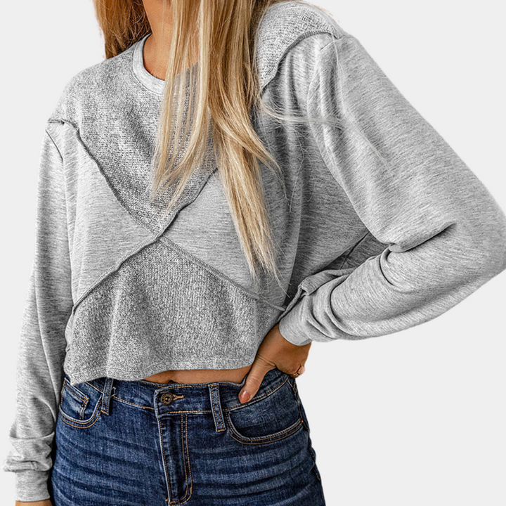 Joanie - Moderigtig langærmet cropped top til kvinder med patchwork-flair