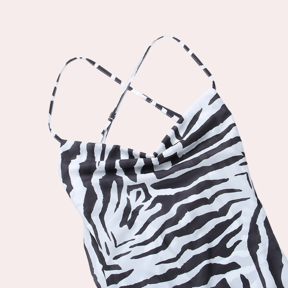 Dayana - Løs maxi med zebraprint og rygløs detalje